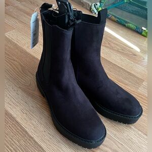 Time and Tru Women’s Mid Shaft Chelsea